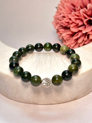 Diopside and are part of the reason why spiritual practitioners adore the energy it outputs. Diopside is used for encouraging awareness and creative vision.